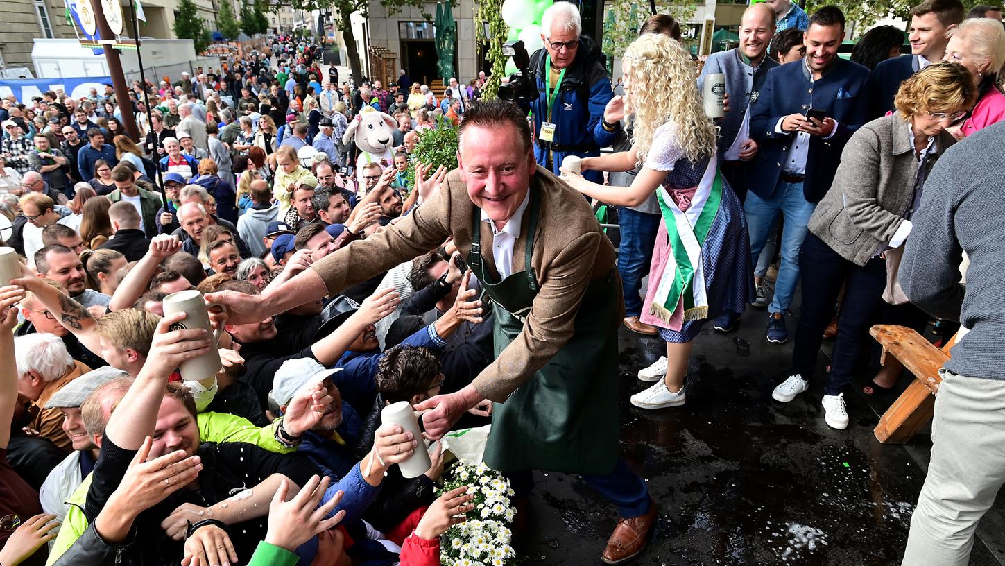 30 Liter Freibier: Alle Hände voll zu tun hatte der Fürther OB Thomas Jung nach dem Fassanstich. 30 Liter Freibier: Alle Hände voll zu tun hatte der Fürther OB Thomas Jung nach dem Fassanstich.