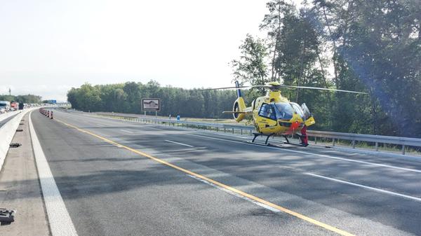 Zwölf Verletzte nach Auffahrunfall: - 13 Personen beteiligt, neun davon im Kleinbus - Zwei Kinder unter den Verletzten - Bei einem Verletzten Lebensgefahr nicht ausgeschlossen - Rettungshubschrauber im Einsatz - Staatsanwaltschaft zieht Gutachter dazu - Unfallursache noch nicht bekannt - Autobahn für Rettungsarbeiten und Unfallaufnahme komplett gesperrt