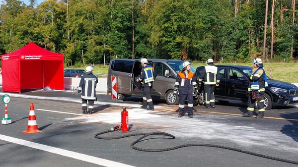 Zwölf Verletzte nach Auffahrunfall: - 13 Personen beteiligt, neun davon im Kleinbus - Zwei Kinder unter den Verletzten - Bei einem Verletzten Lebensgefahr nicht ausgeschlossen - Rettungshubschrauber im Einsatz - Staatsanwaltschaft zieht Gutachter dazu - Unfallursache noch nicht bekannt - Autobahn für Rettungsarbeiten und Unfallaufnahme komplett gesperrt