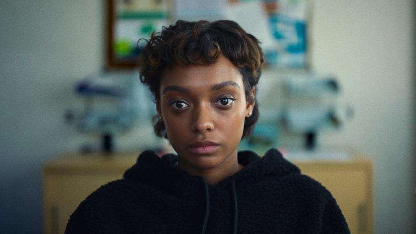Die neue Netflix-Serie "Everything Now" begleitet die 16-jährige Mia auf ihrem Weg zurück ins Leben, denn aufgrund einer Essstörung musste die Schülerin eine längere Auszeit nehmen. Die britische Dramedy-Reihe startet am 5. Oktober. 