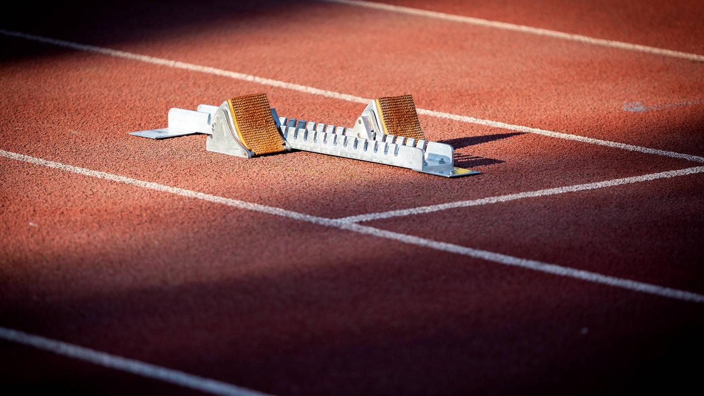 Ein Startblock auf einer Tartanbahn in der Sonne. (Symbolbild) Ein Startblock auf einer Tartanbahn in der Sonne. (Symbolbild)