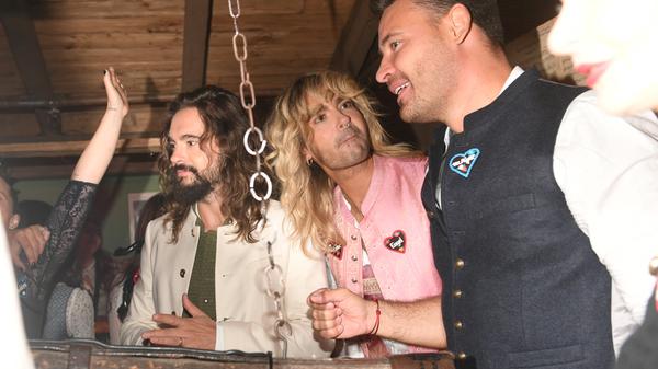 Schon in seiner Instagram-Story zeigte er sich in der Maske fürs Oktoberfest, dann war Bill Kaulitz gemeinsam mit seinem Zwillingsbruder Tom zu Besuch - hier im Gespräch mit Model Marc Eggers.