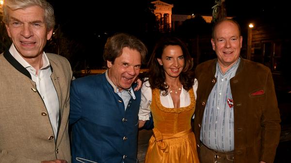Mit Michael Käfer (2. v. li) und Clarissa Käfer zeigten sich auch Fürst Albert II. von Monaco (re.) und Alexander Liegl, der Honorarkonsul von Monaco.