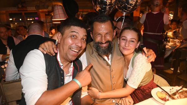 Fußballer Hasan Salihamidzic feierte gemeinsam mit seiner Tochter Selina und ebenfalls Fußballer Giovane Elber (li.).