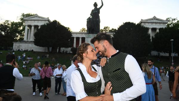 Zeit für ein Bussi muss sein: Thore Schölermann verliebt mit seiner Frau, der Schauspielerin Jana Schölermann.