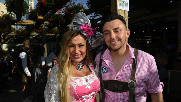 TV-Star und Partyschlagersängerin Jasmin Herren kam mit ihrem Partner Philipp Bender.