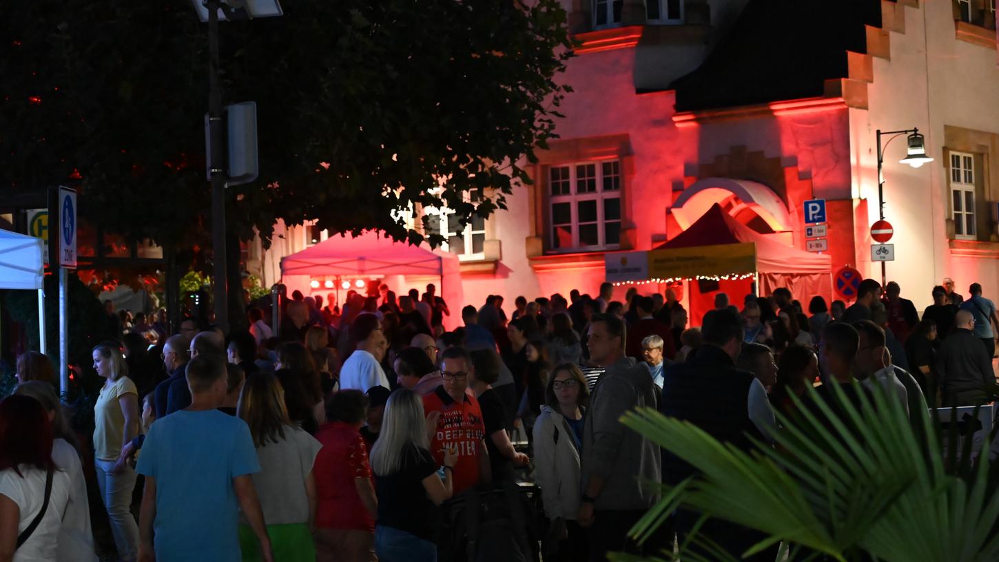 Volles Haus in Roths "guter Stube": Viele Menschen haben am Freitag den Weg in die Kreisstadt zu "AbendRoth" gefunden. Volles Haus in Roths "guter Stube": Viele Menschen haben am Freitag den Weg in die Kreisstadt zu "AbendRoth" gefunden.