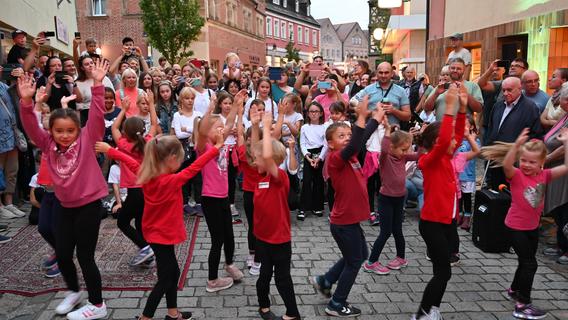 Tanzmusik und Vorführungen lockten auf den Rother Marktplatz. Tanzmusik und Vorführungen lockten auf den Rother Marktplatz.