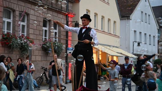 Darüber hinaus begeisterte Markus Just mit seinem Stelzentheater am Marktplatz. Darüber hinaus begeisterte Markus Just mit seinem Stelzentheater am Marktplatz.