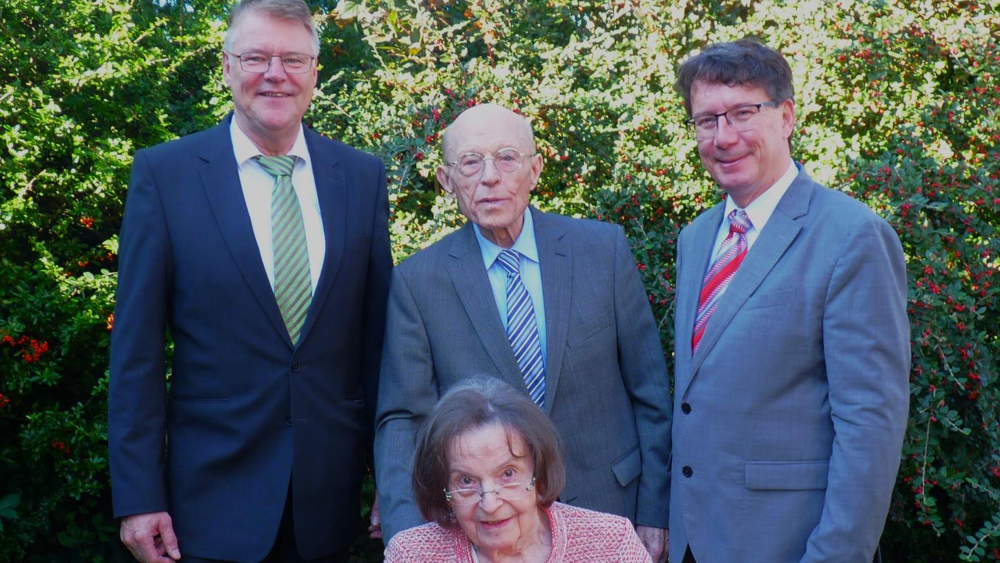 Im Hause Thiemann in Kalchreuth wurde Diamantene Hochzeit gefeiert: Vize-Bürgermeister Otto Klaußner, Karl-Heinz Thiemann und Manfred Bachmayer (v. li.) sowie Jenny Thiemann (vorne). Im Hause Thiemann in Kalchreuth wurde Diamantene Hochzeit gefeiert: Vize-Bürgermeister Otto Klaußner, Karl-Heinz Thiemann und Manfred Bachmayer (v. li.) sowie Jenny Thiemann (vorne).