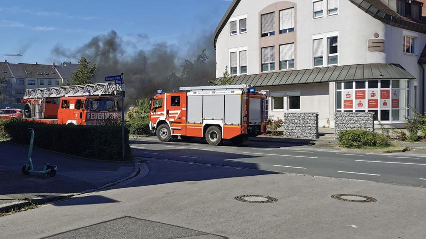 Einsatz an der Wolkersdorfer Sparkassenfiliale: Die jungen Feuerwehrleute löschen nicht nur, sondern lernen auch, Menschen unter erschwerten Sichtbedingungen zu retten. Einsatz an der Wolkersdorfer Sparkassenfiliale: Die jungen Feuerwehrleute löschen nicht nur, sondern lernen auch, Menschen unter erschwerten Sichtbedingungen zu retten.