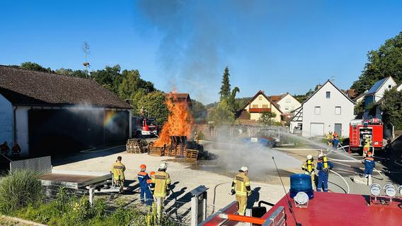 Rauch aus Sparkassenfiliale in Wolkersdorf: Wenn die Feuerwehrjugend den Ernstfall probt