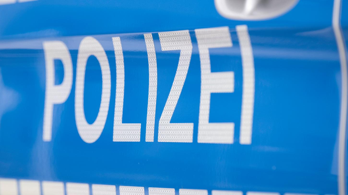 Die Schwabacher Polizei sucht eine Autofahrerin, die am Freitagmorgen ein Mädchen auf einem Fahrrad in Wendelstein angefahren hat. 
