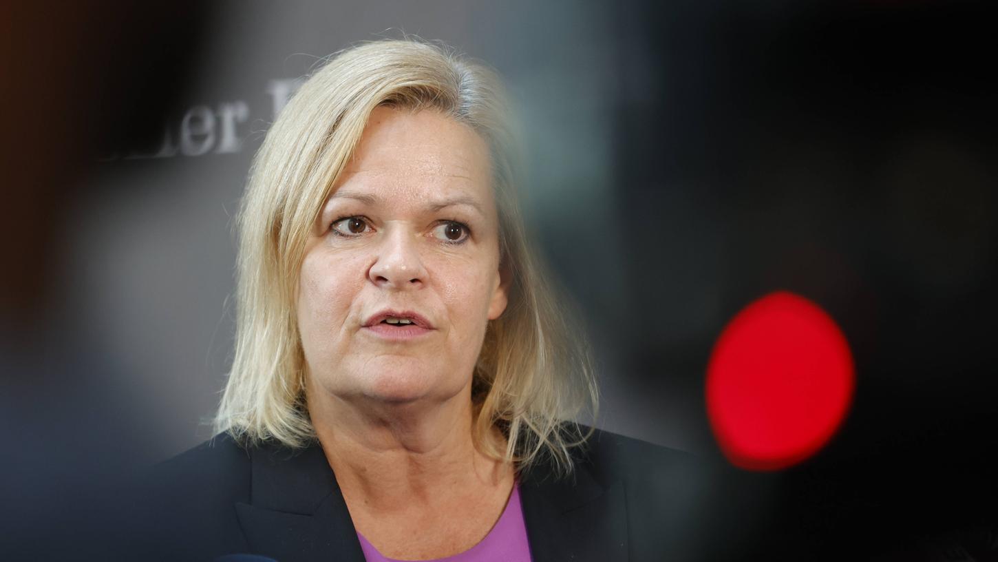 In Hessen tritt die SPD mit der amtierenden Bundesinnenministerin Nancy Faeser als Spitzenkandidatin an. In Hessen tritt die SPD mit der amtierenden Bundesinnenministerin Nancy Faeser als Spitzenkandidatin an.