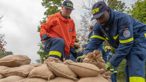 Sandsäcke für den Notfall: THW Hilpoltstein und Roth üben, wie ein Deich am Rothsee Leben rettet