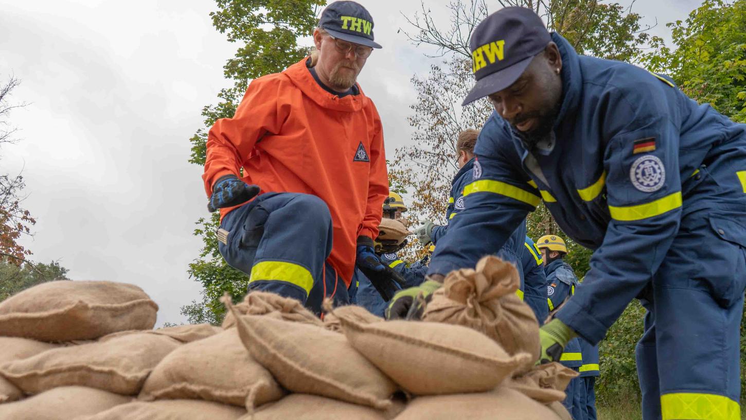 Es gibt unterschiedliche Techniken, wie ein Deich gebaut werden muss. Die THW-Einsatzkräfte aus Hilpoltstein und Roth üben es an der Rothsee-Hauptsperre. Es gibt unterschiedliche Techniken, wie ein Deich gebaut werden muss. Die THW-Einsatzkräfte aus Hilpoltstein und Roth üben es an der Rothsee-Hauptsperre.