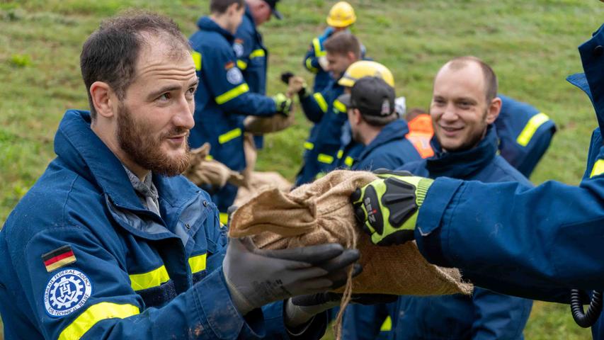 Hand in Hand arbeiten die beiden THW-Ortsvereine aus Hilpoltstein und Roth bei der Übung am Rothsee zusammen. Hand in Hand arbeiten die beiden THW-Ortsvereine aus Hilpoltstein und Roth bei der Übung am Rothsee zusammen.