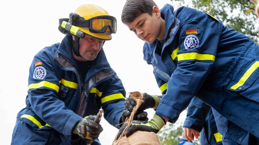 Knapp 1000 Jutesäcke füllen die THW-Kräfte per Hand mit Sand, um sie dann am Rothsee zu stapeln. Knapp 1000 Jutesäcke füllen die THW-Kräfte per Hand mit Sand, um sie dann am Rothsee zu stapeln.