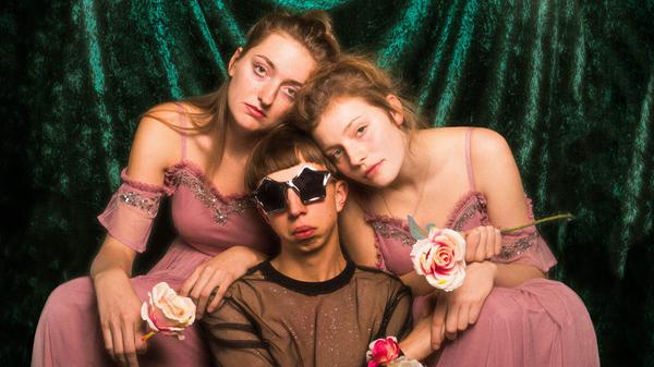 Am Donnerstag startet im Z-Bau (ab 18.30 Uhr) die diesjährige Ausgabe des Nürnberg Pop Festivals. Zunächst wird der Publikumspreis Gunda verliehen. Danach steigt eine Diskussion mit Kevin Kühnert zum Thema "Kultur als Brandbeschleuniger im Generationenkonflikt". Das Eröffnungskonzert findet nebenan im Saal statt. Ab 20 Uhr performen Gündalein (Hip Hop), Paula Carolina (Indie) und Blond (Indie-Pop, Foto). Bis Samstagnacht geben sich dann unter anderem in Stereo, Martha Kirche, Katharinenruine und im Neuen Museum Acts aus den verschiedensten Genres die Klinke in die Hand. Begleitet wird das Fest von Podiumsdiskussionen.