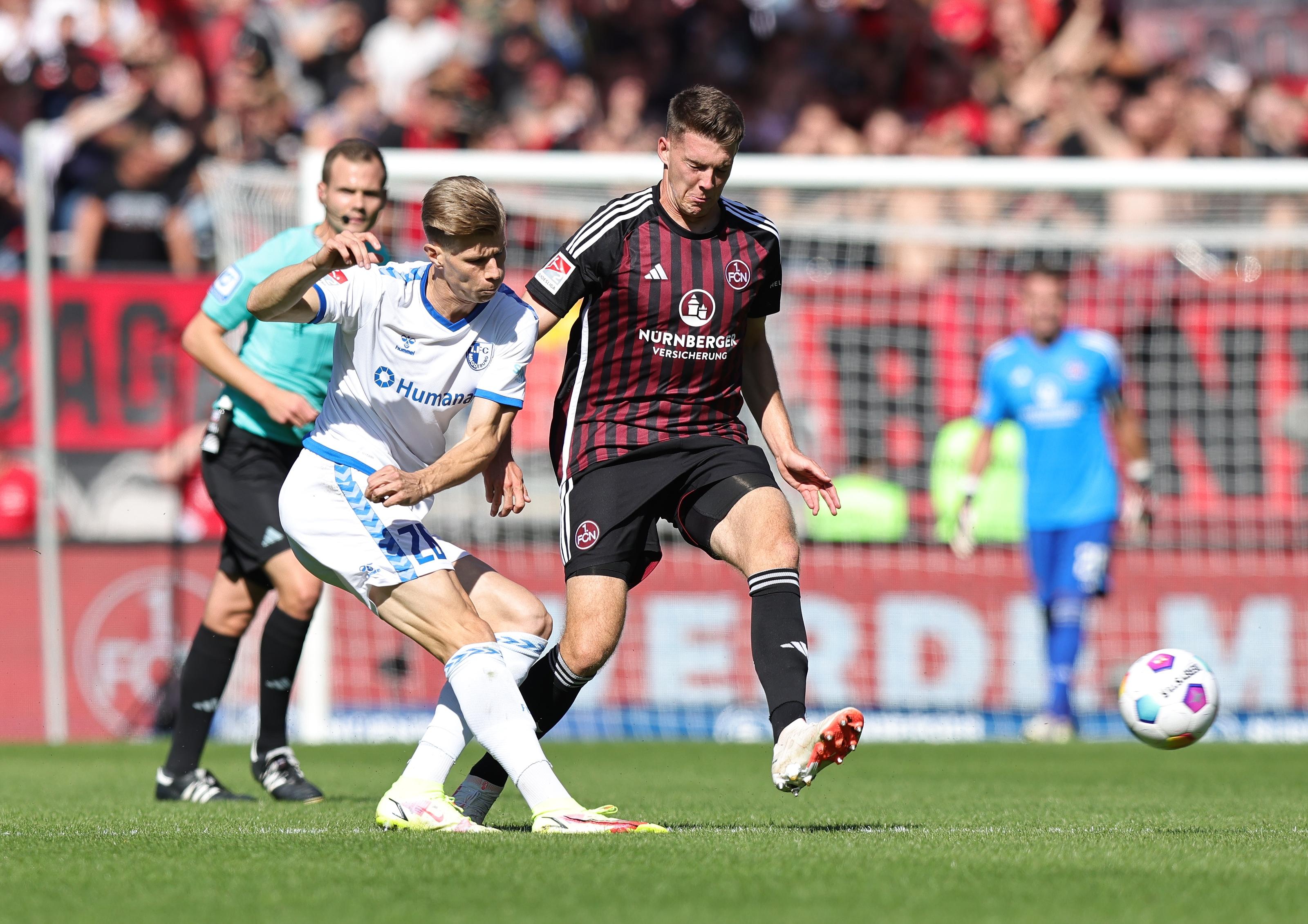 Augen zu und durch: Magdeburgs Luca Schuler im Zweikampf mit Nürnbergs Florian Flick. 