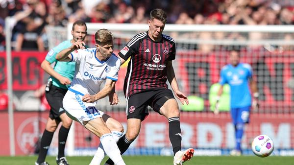 Augen zu und durch: Magdeburgs Luca Schuler im Zweikampf mit Nürnbergs Florian Flick.
