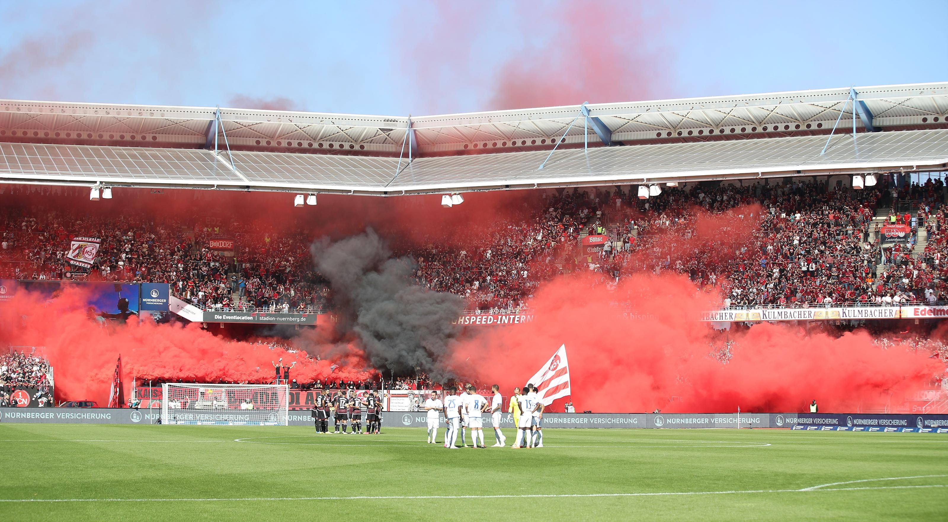 Das wird wieder teuer: Pyro-Show der Nordkurve vor dem Anpfiff.