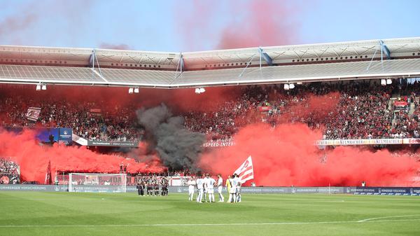 Das wird wieder teuer: Pyro-Show der Nordkurve vor dem Anpfiff.