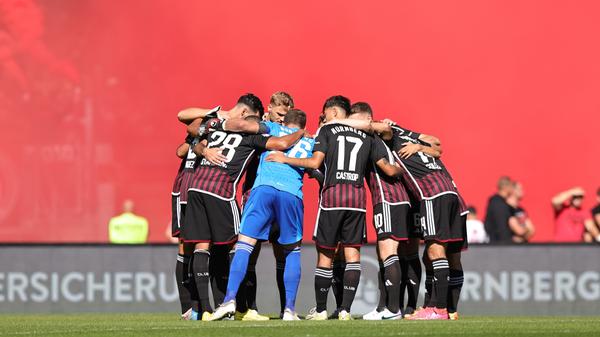 Mannschaftskreis: Die Club-Profis schwören sich auf das Duell mit den Magdeburgern ein.