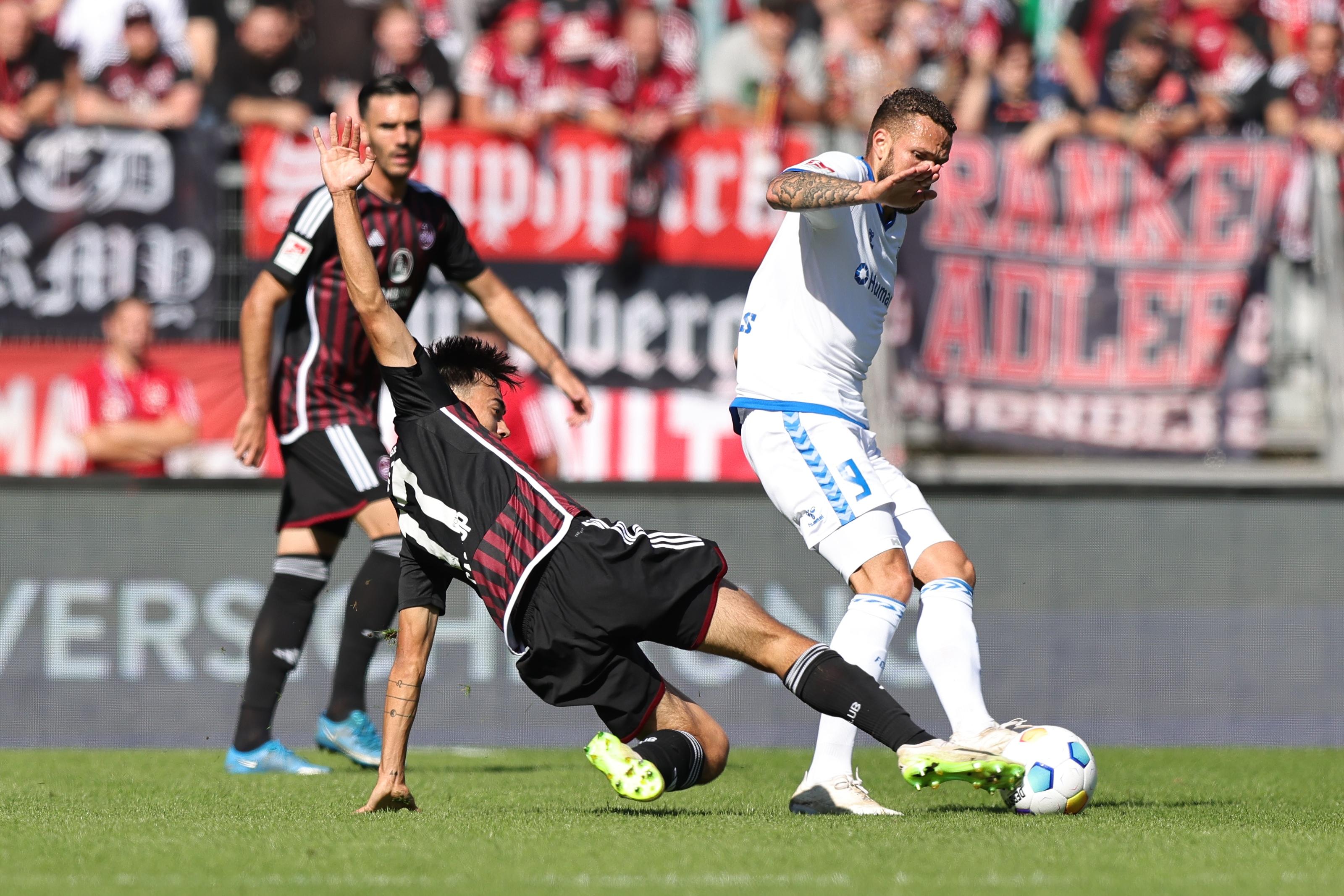 Intensive Partie - intensiver Kampf um den Ball: Jens Castrop gegen Luc Castaignos.