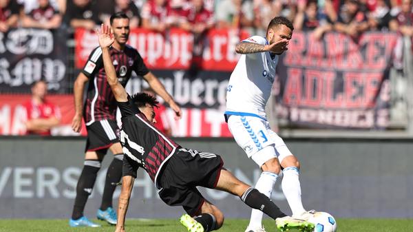 Intensive Partie - intensiver Kampf um den Ball: Jens Castrop gegen Luc Castaignos.