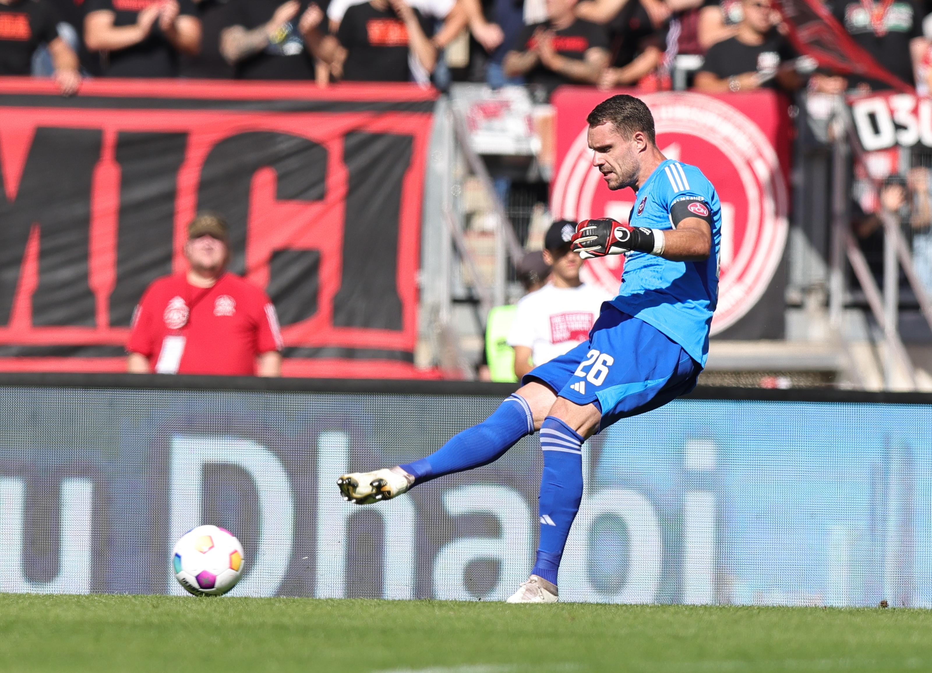 Muss immer wieder unter Druck den Ball verteilen: Keeper Christian Mathenia als Aufbauspieler.