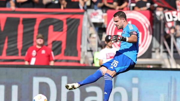 Muss immer wieder unter Druck den Ball verteilen: Keeper Christian Mathenia als Aufbauspieler.