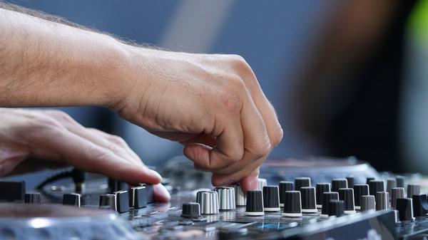 Let It Be Techno heißt es am Freitag im Z-Bau. Das Kollektiv steht ab 22 Uhr hinterm Mischer. Neben den lokalen Acts Frantzmichael, Lazarus, Rypl und Justin Delgado serviert der spanische Produzent Leiras ein mit Spannung erwartetes Set. Der Betreiber des Labels Ownlife tischt hypnotischen Techno auf. Gefeiert wird im Roten Salon.