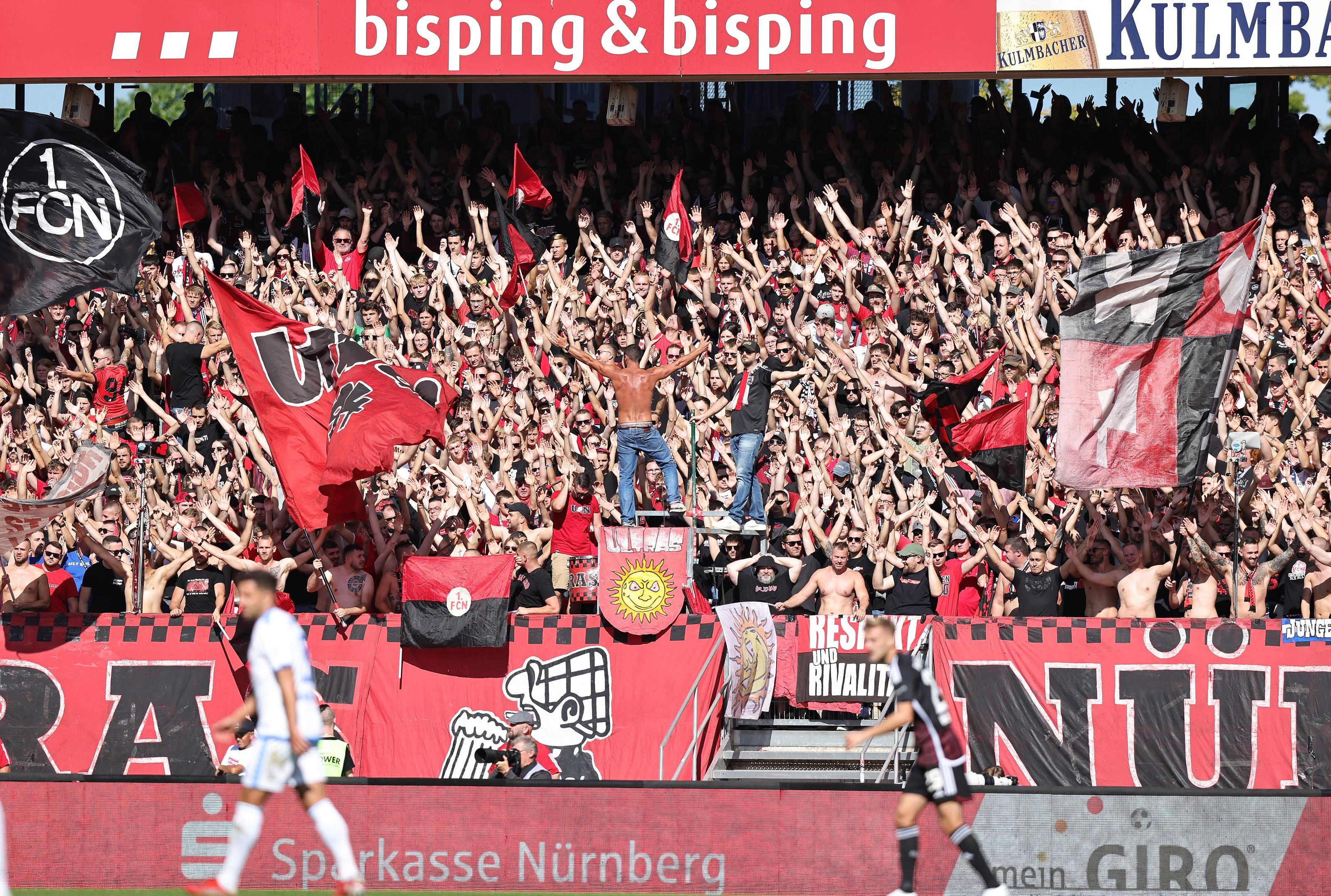 Die Atmosphäre stimmt - sowohl die Mitgereisten aus Sachsen-Anhalt als auch die Nürnberger Fans sorgen für mächtig Stimmung.