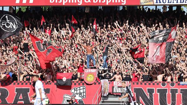 Die Atmosphäre stimmt - sowohl die Mitgereisten aus Sachsen-Anhalt als auch die Nürnberger Fans sorgen für mächtig Stimmung.