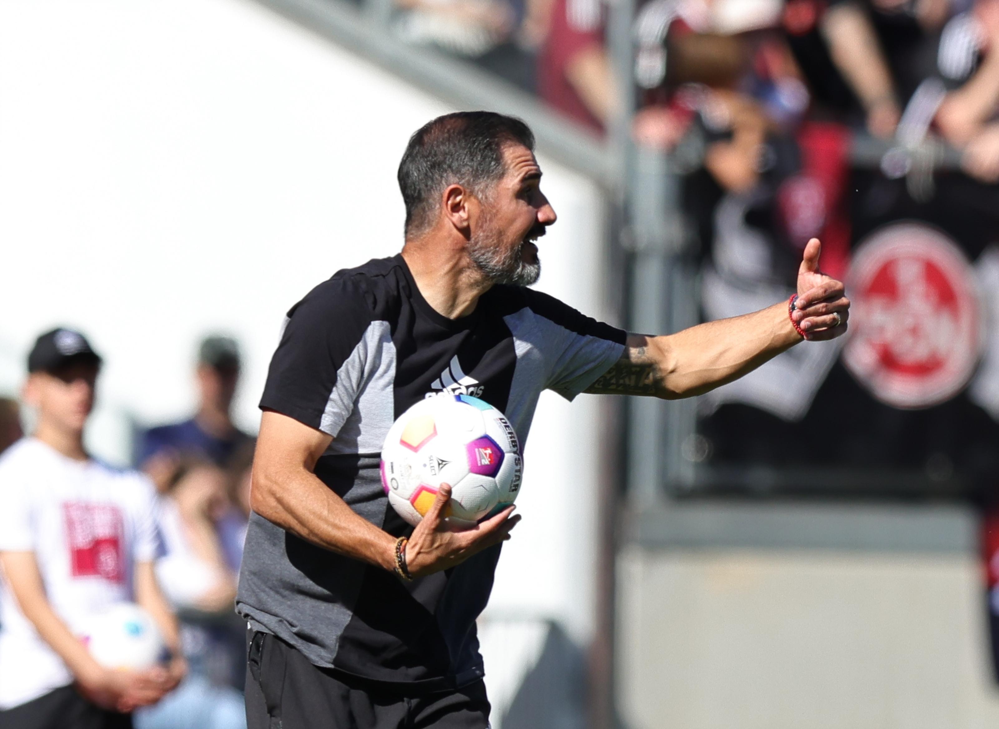 Unzufrieden mit seinen Mannen: Cristian Fiel gestikuliert und korrigiert mit gewohnter Emotionalität.