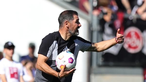 Unzufrieden mit seinen Mannen: Cristian Fiel gestikuliert und korrigiert mit gewohnter Emotionalität.