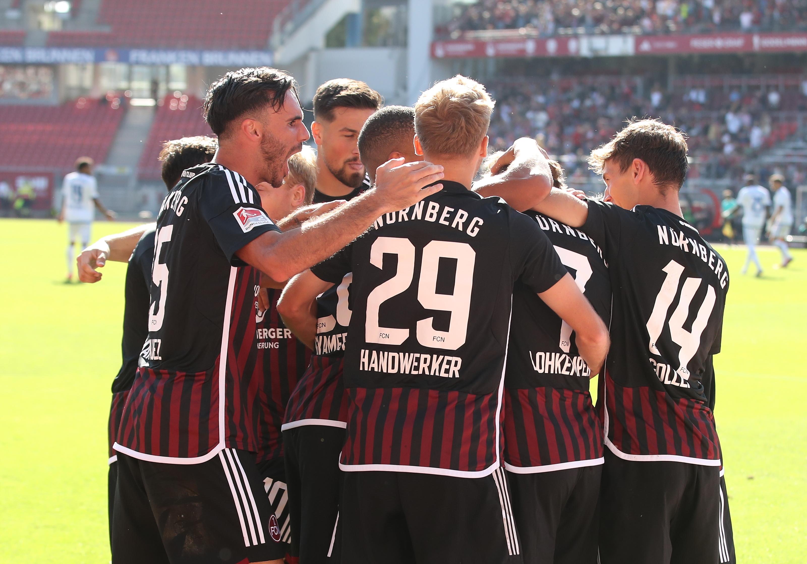 Im Kern der Jubeltraube steckt der Torschütze. Per Kopfball bringt der leidgeprüfte ehemalige Magdeburger seinen Club in Führung.