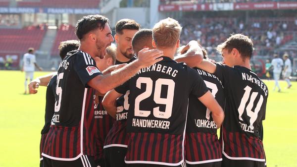 Im Kern der Jubeltraube steckt der Torschütze. Per Kopfball bringt der leidgeprüfte ehemalige Magdeburger seinen Club in Führung.