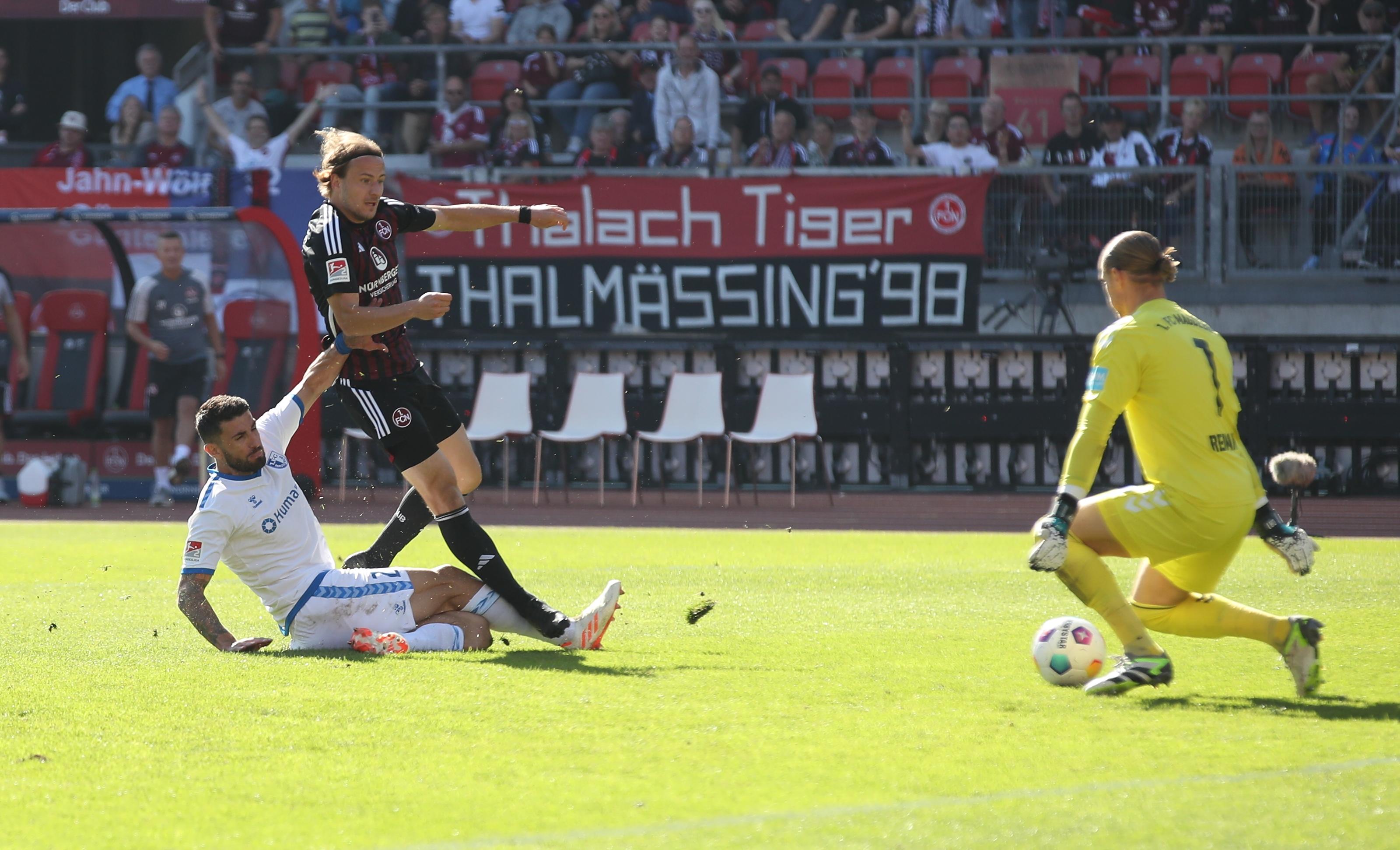 Kurz darauf hat der Flügel-Flitzer sogar das 2:0 auf dem Fuß, doch Magdeburgs Schlussmann Dominik Reimann hält den Ball.