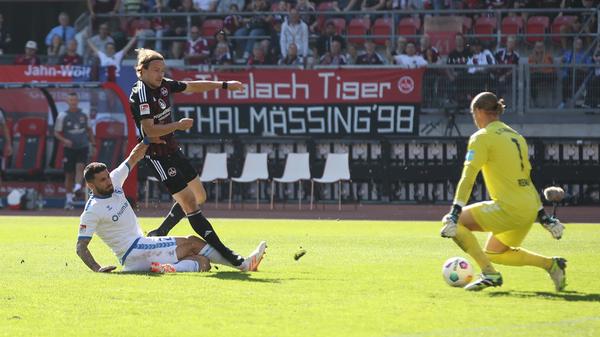 Kurz darauf hat der Flügel-Flitzer sogar das 2:0 auf dem Fuß, doch Magdeburgs Schlussmann Dominik Reimann hält den Ball.