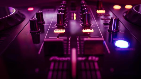 Die Dubworxx Crew steht für wuchtigen Drum'n'Bass und artverwandte Sounds. Am Samstag bespielt die Truppe den Roten Salon im Z-Bau. Neben den Residents schieben diesmal die Gäste Wall E Pane und Clerk aus Bayreuth die Regler rauf und runter. Ab 22 Uhr wummern die tiefen Bässe und gebrochenen Kickdrums durch den Raum.