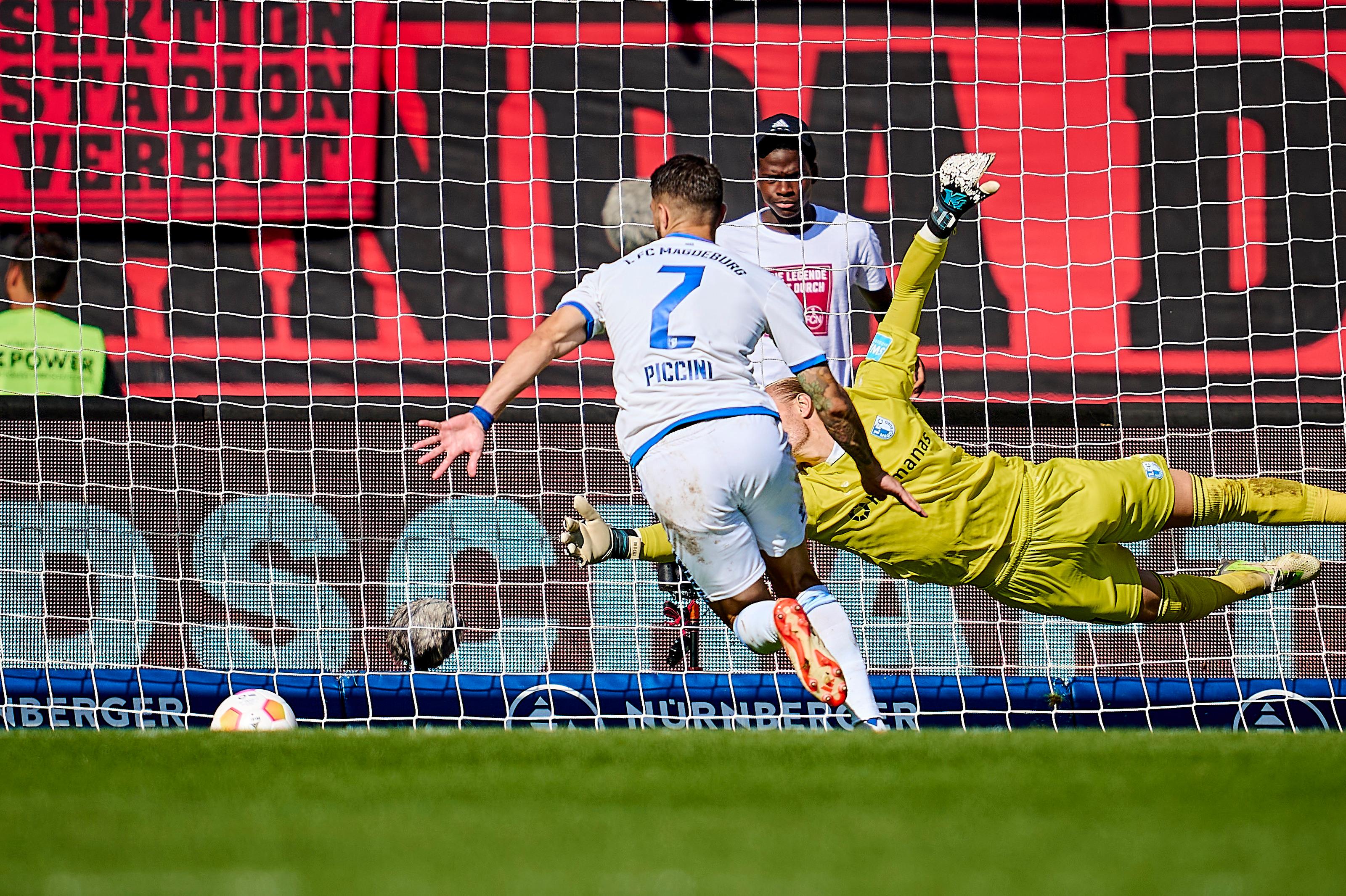 Erlösung für den Club kurz nach Wiederbeginn: Da ist Dominik Reimann machtlos.