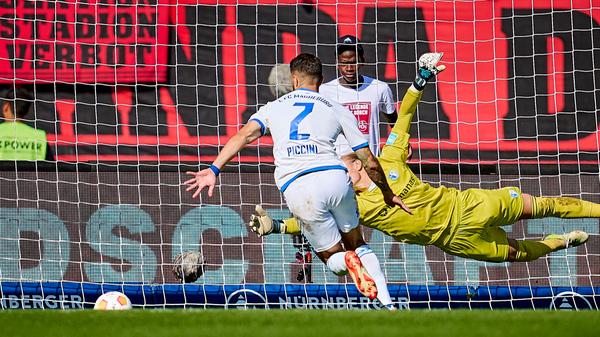 Erlösung für den Club kurz nach Wiederbeginn: Da ist Dominik Reimann machtlos.