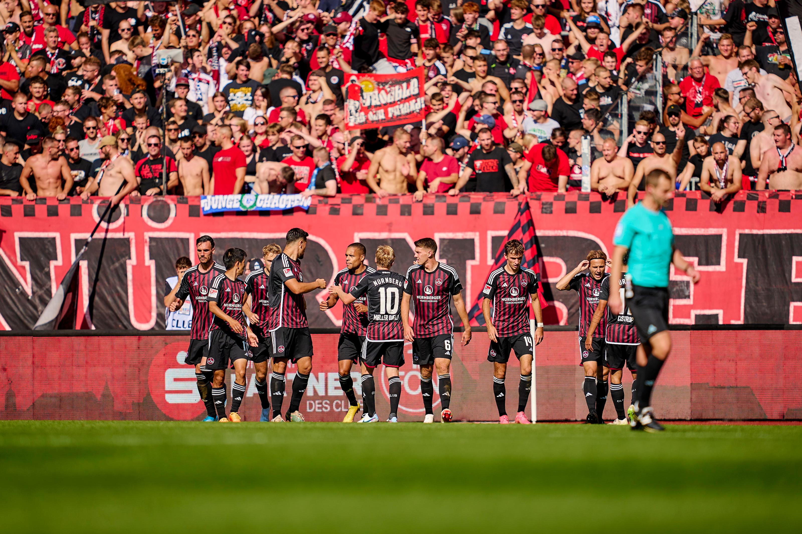 Das tut gut: Die Nürnberger feiern endlich mal eine Führung vor der eigenen Kurve.