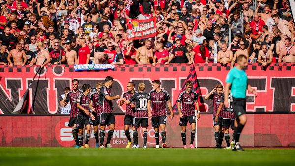 Das tut gut: Die Nürnberger feiern endlich mal eine Führung vor der eigenen Kurve.