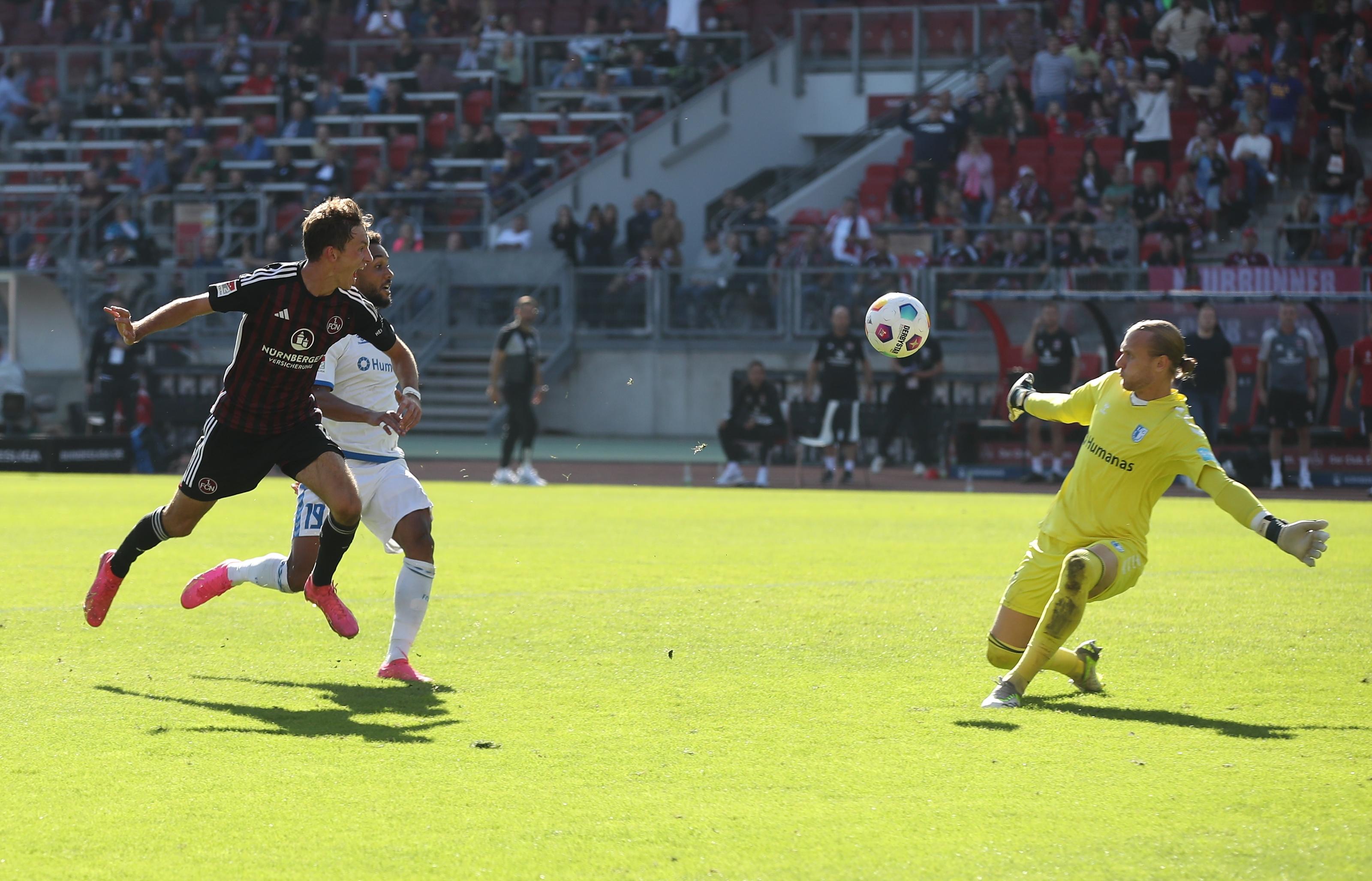 Konter, Lupfer, Tor: Benjamin Goller trifft zum 2:0 - kurz darauf wird der Treffer aber aberkannt...