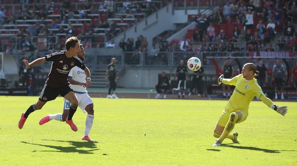 Konter, Lupfer, Tor: Benjamin Goller trifft zum 2:0 - kurz darauf wird der Treffer aber aberkannt...