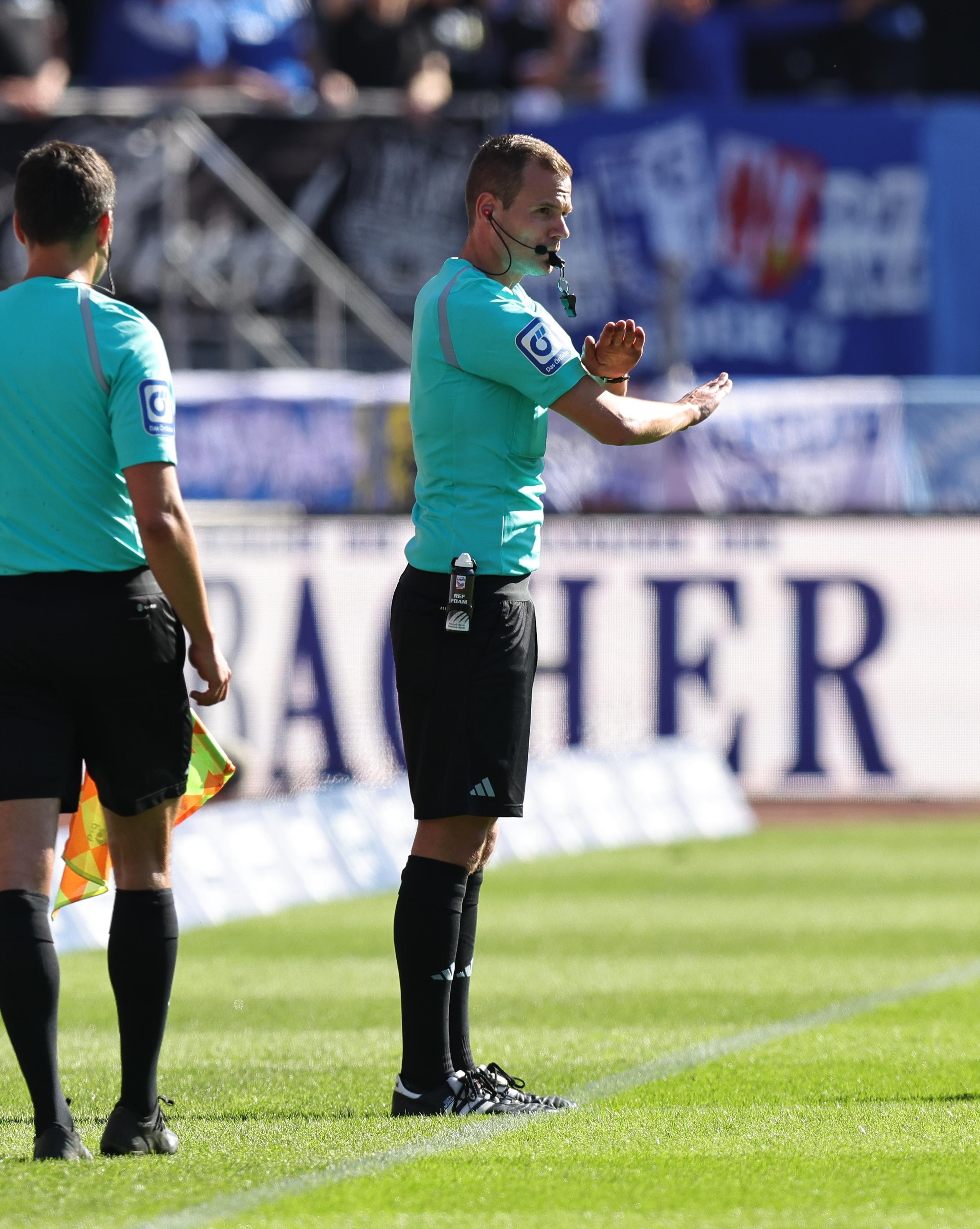 ... Schiedsrichter Robin Braun entscheidet auf Handspiel gegen Nürnberg.