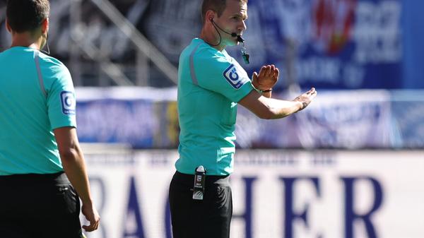 ... Schiedsrichter Robin Braun entscheidet auf Handspiel gegen Nürnberg.